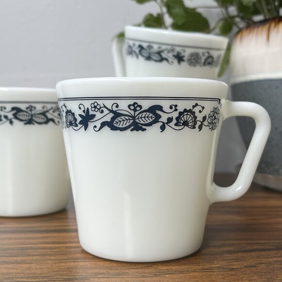 4 Pyrex Milk Glass Vintage Old Town Blue Onion 1410 Coffee Tea Cup Mugs Lot of 4 - Picture 5 of 13